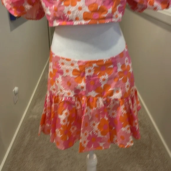 Collective the Label Petite exclusive frill hem mini skirt in 60s floral… - Picture 7 of 16